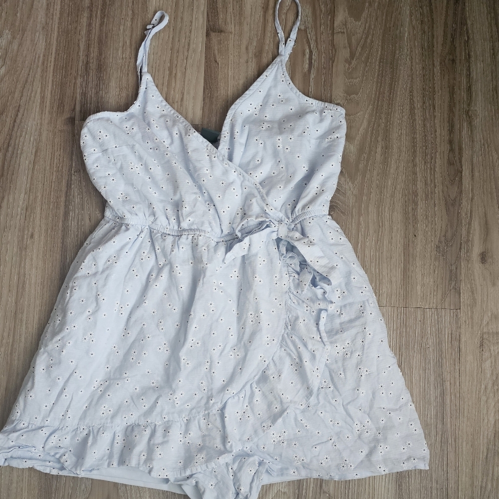 Womens size small baby blue wrap tie side daisy print romper